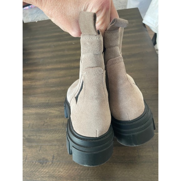 Marc Fisher LTD Chelsea Boots Tan Suede Lug Sole Chunky Heel Ankle Boot Size 9M - Picture 2 of 4